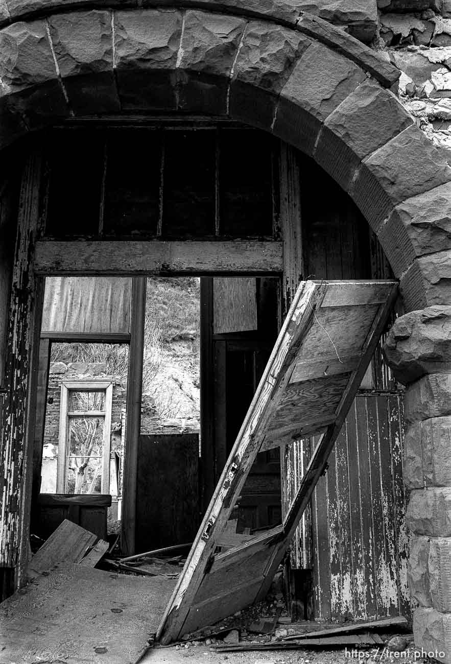 Ruins of the old Thistle School.