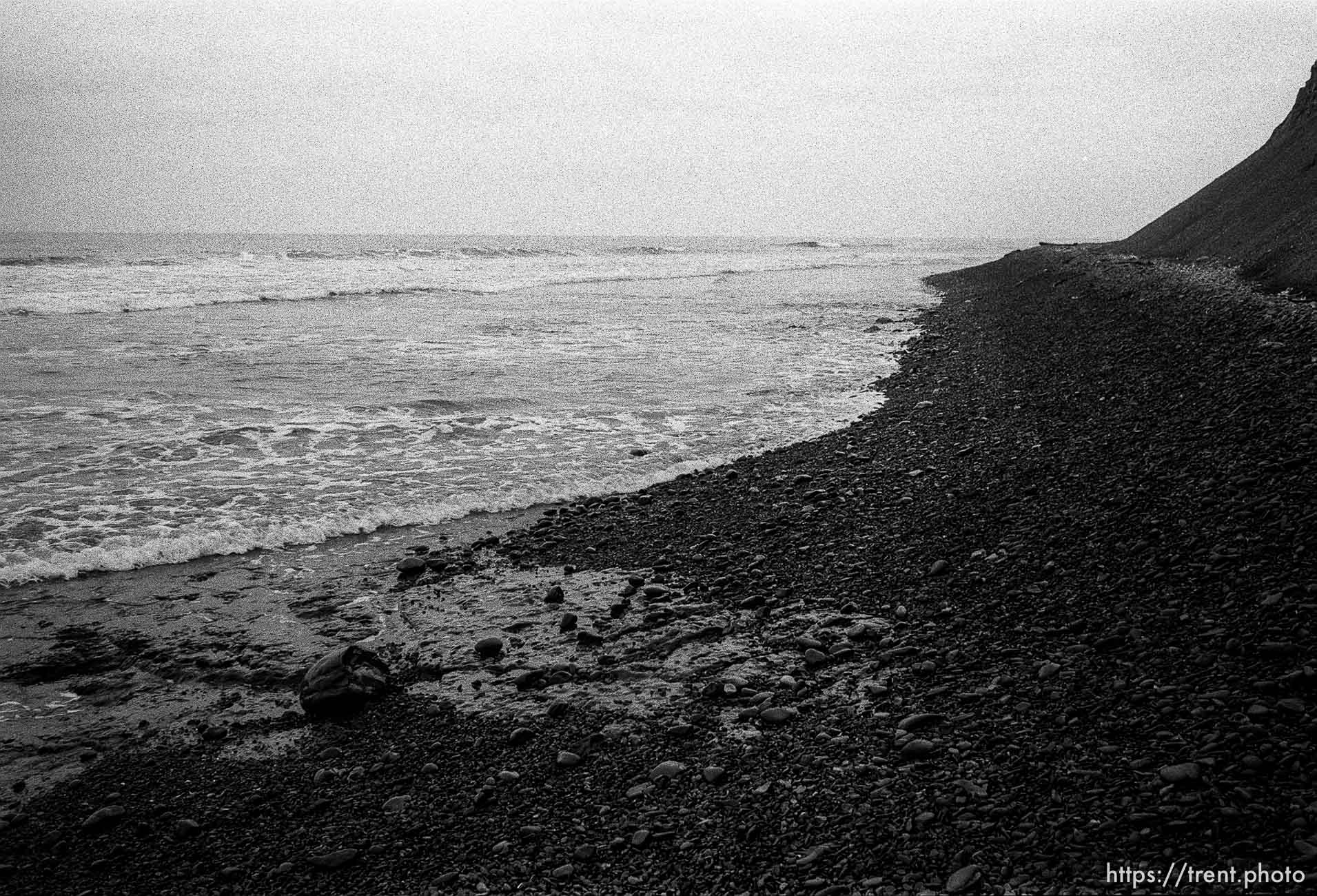 rocky coastline at beach.