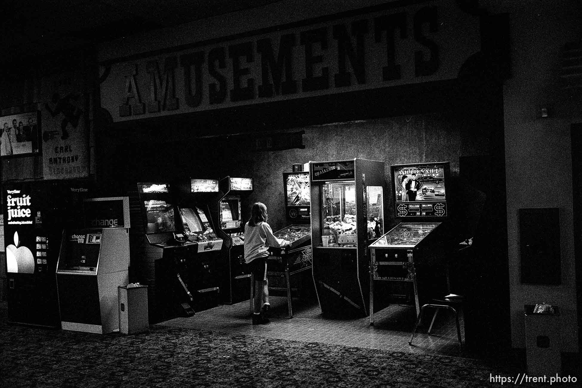 video arcade at Dublin Bowl on league night.