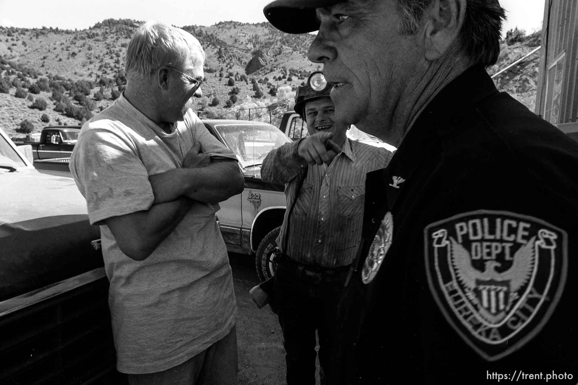 Eureka police chief Fullmer talks to mine workers