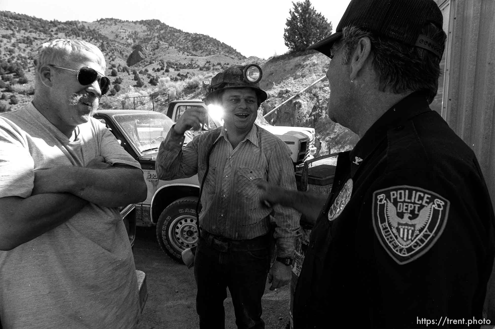 Eureka police chief Fullmer talks to mine workers