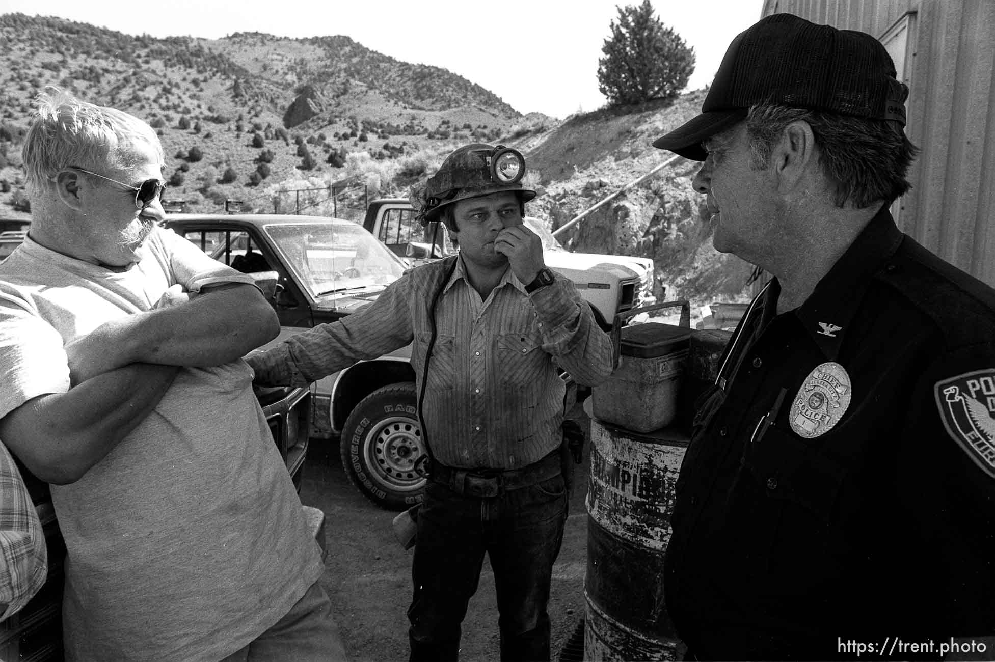 Eureka police chief Fullmer talks to mine workers