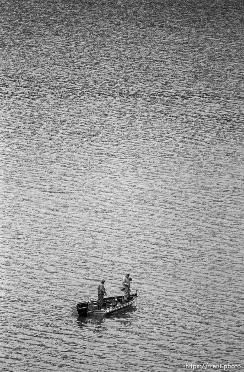 People fishing from boats in the San Pablo Reservoir