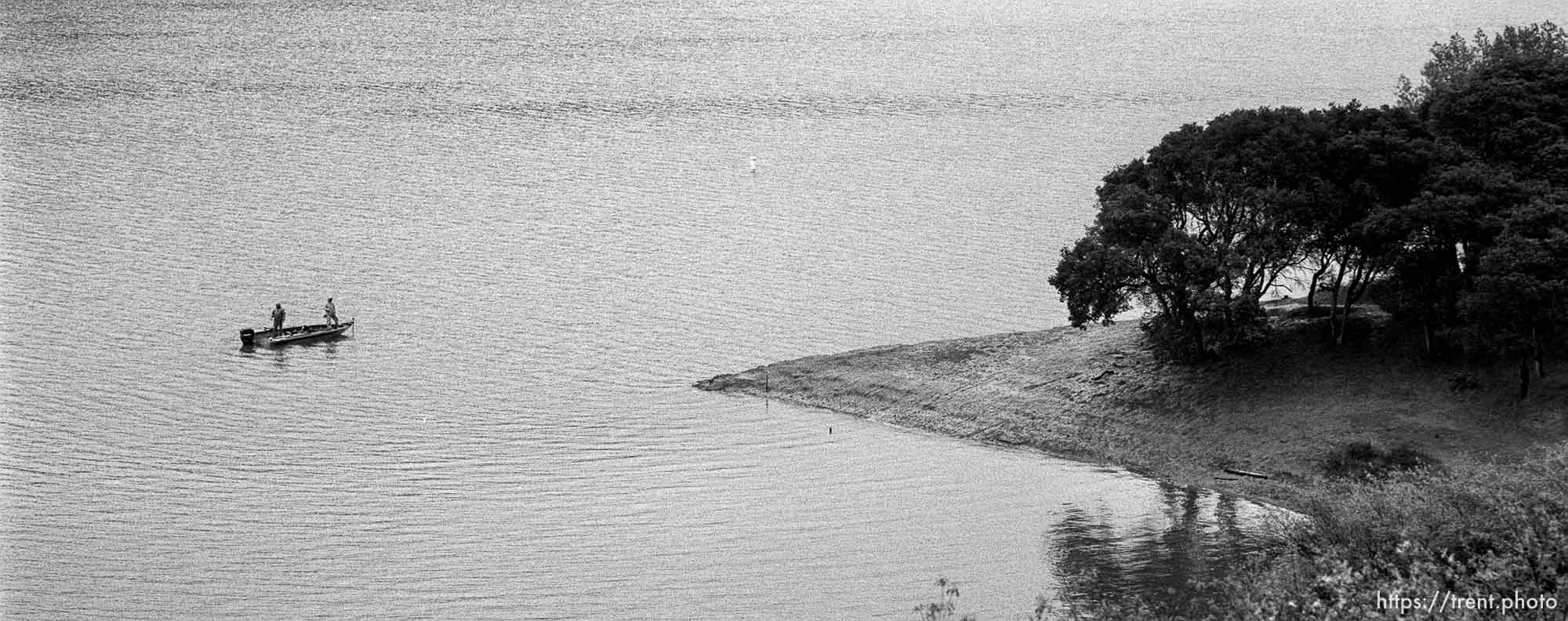 People fishing from boats in the San Pablo Reservoir