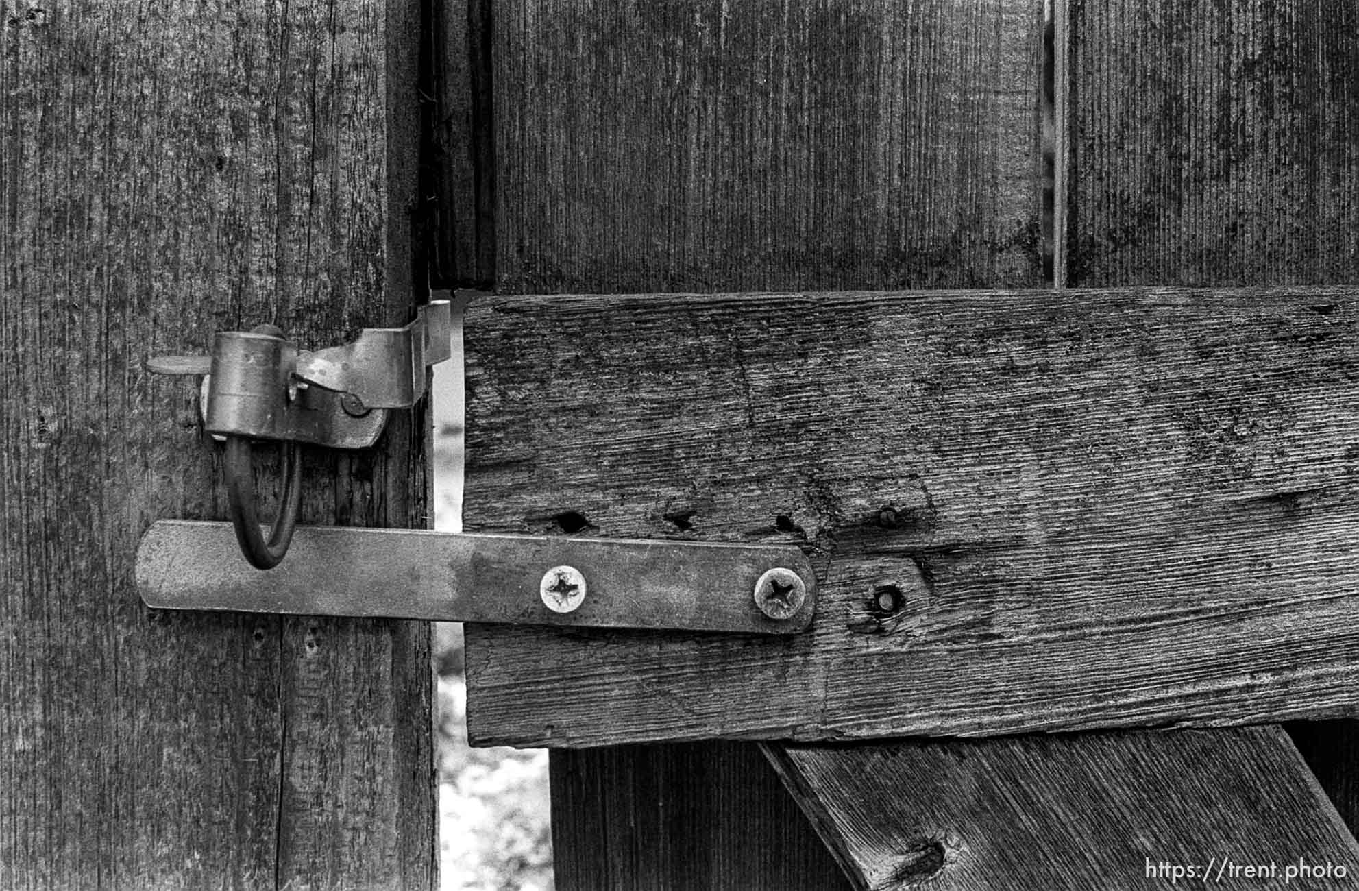 Latch on gate