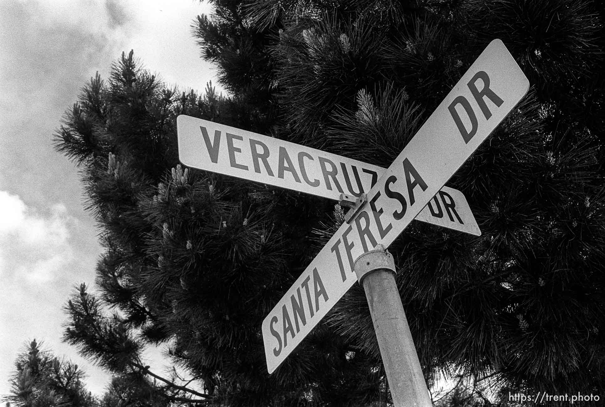 Santa Teresa Dr / Veracruz Dr street sign