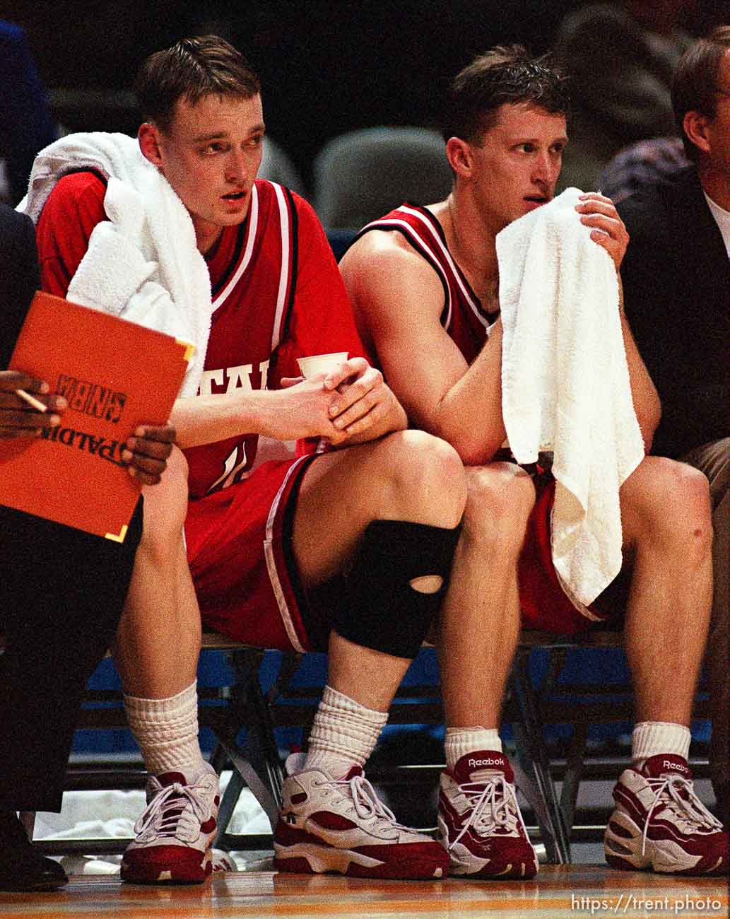 Keith Van Horn and Ben Caton on the bench in the closing minutes at Utah vs Kentucky, NCAA Tournament