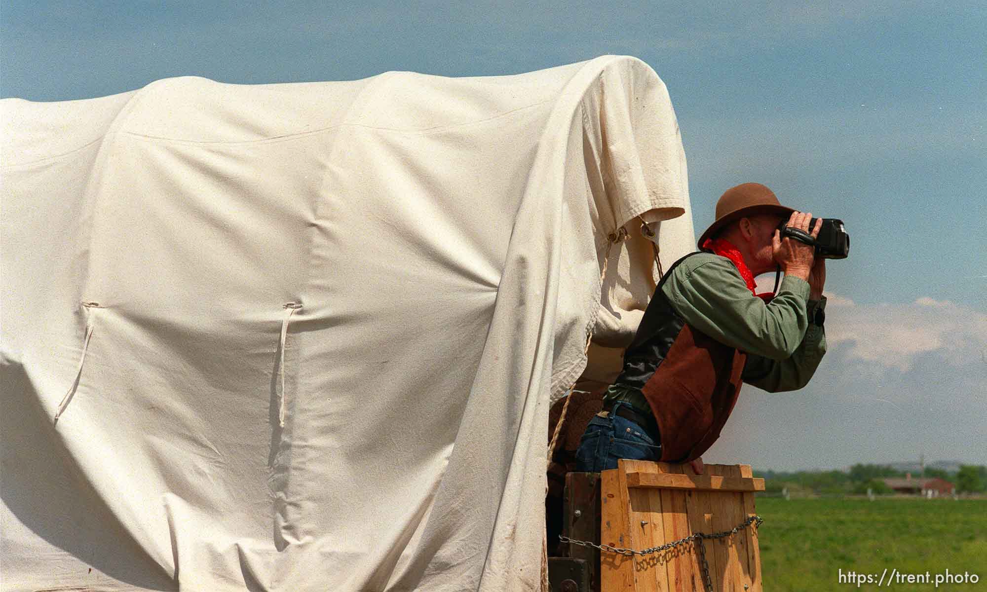 Lee Johnson (spanish fork, UT- on the train for a week) videotapes tagons on the Mormon Trail Wagon Train.