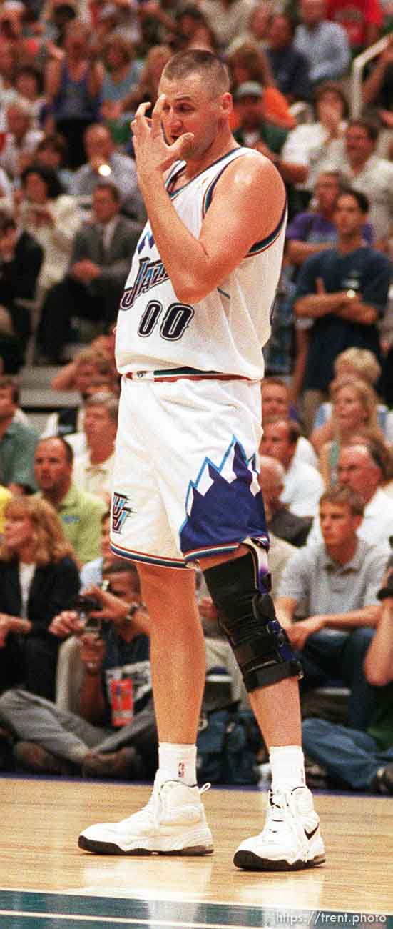 Utah's Greg Ostertag covers his face at the NBA Finals Game four, Utah Jazz vs Chicago Bulls.