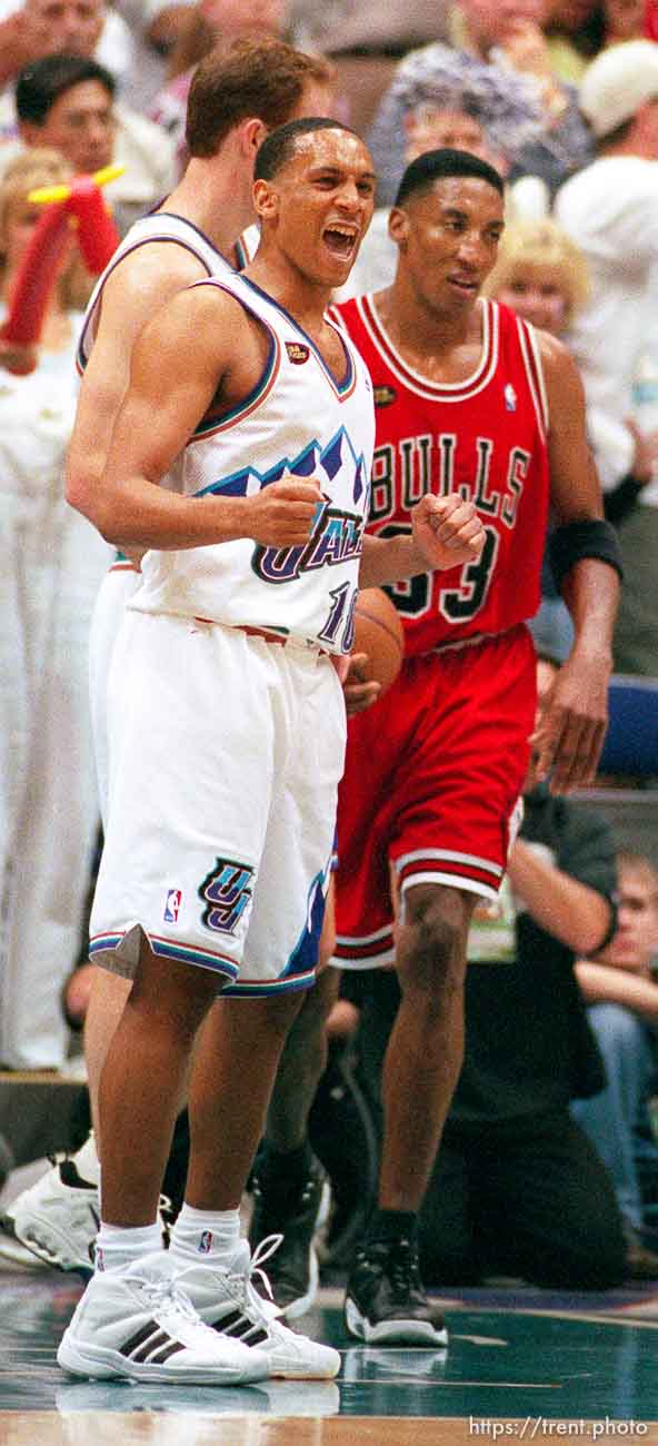 Howard Eisley excited at Jazz vs. Bulls game 2, NBA Finals. Bulls won.