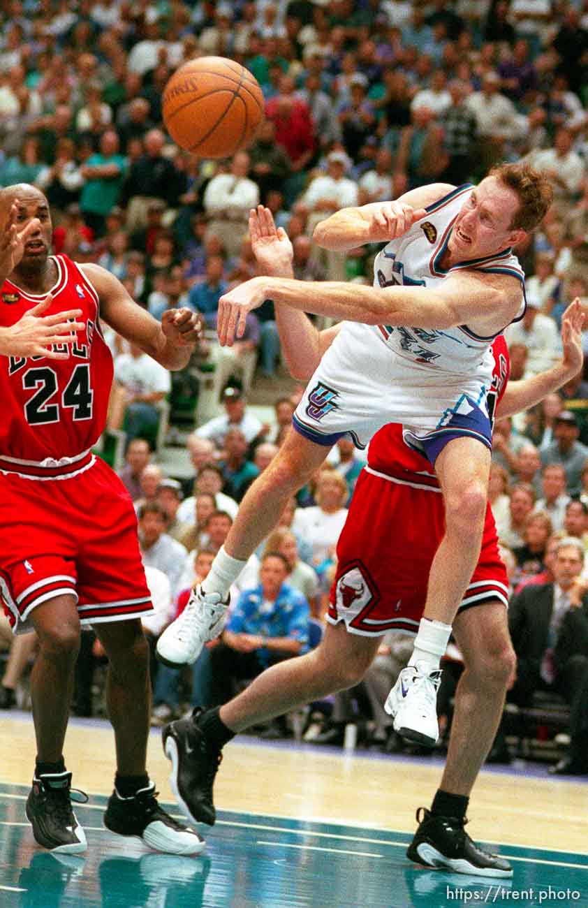 Adam Keefe tries to get the ball to a teammate at Jazz vs. Bulls game 2, NBA Finals. Bulls won.