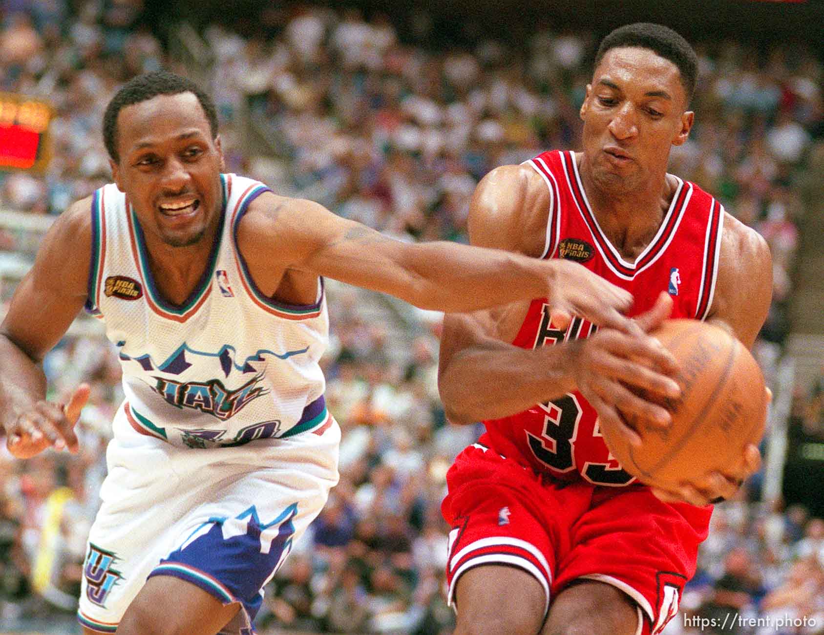 Shandon Anderson reaches in on Scottie Pippen at Jazz vs. Bulls game 2, NBA Finals. Bulls won.