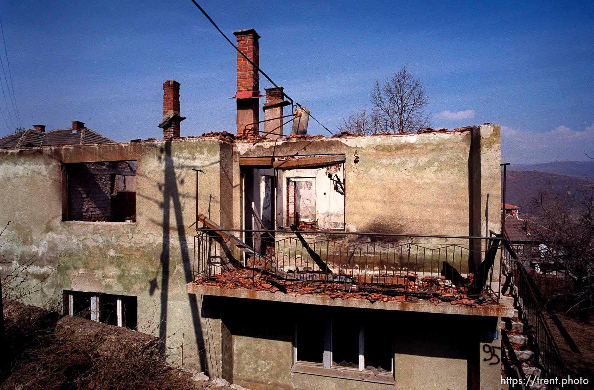 Destruction in the Serbian enclave, Suvi Do.