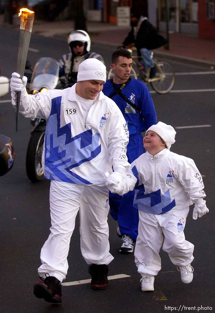 People out to see the Olympic Torch relay as it passes through Washington DC. 12.21.2001, 2:39:17 PM