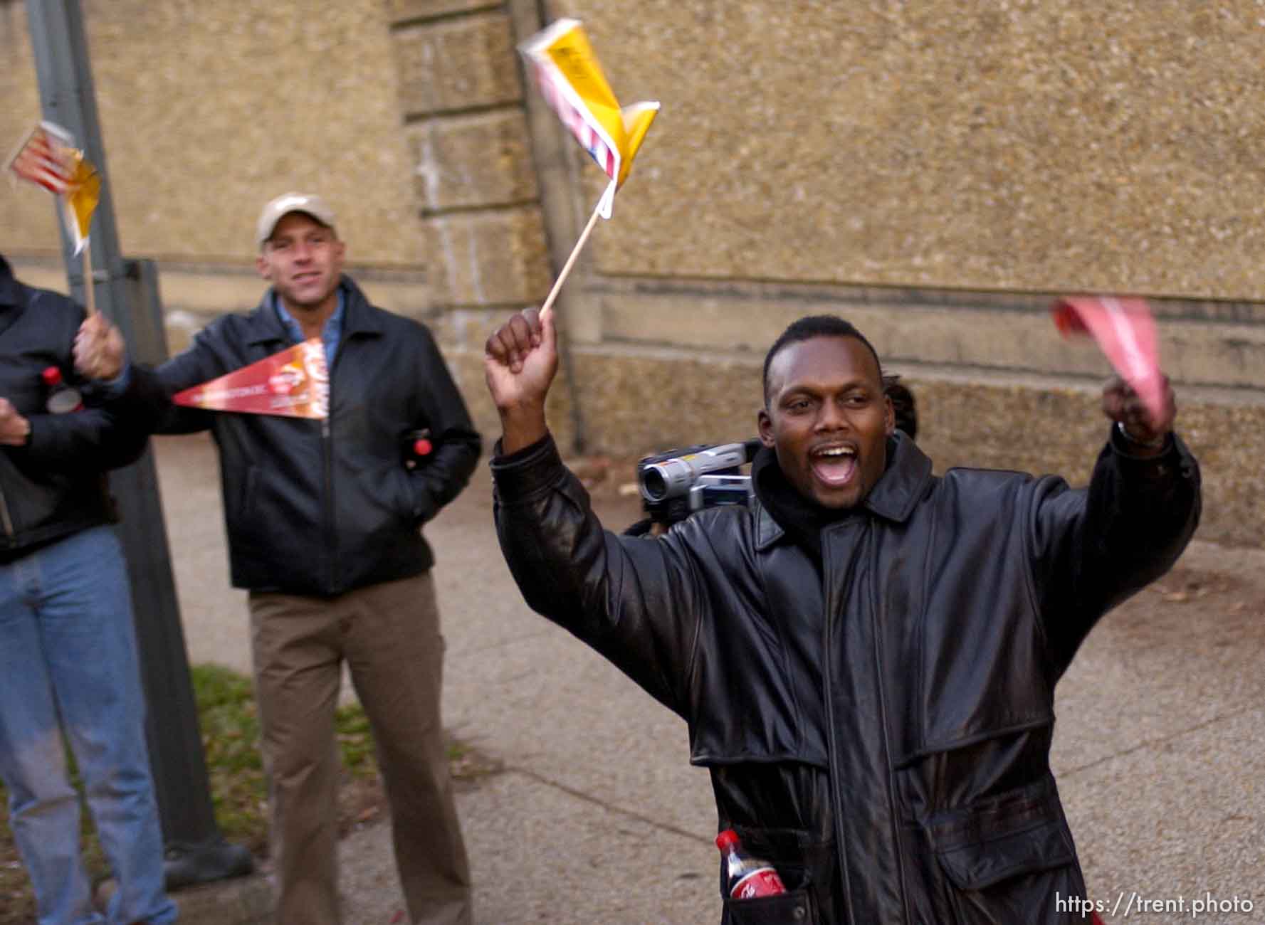 People out to see the Olympic Torch relay as it passes through Washington DC. 12.21.2001, 2:51:25 PM