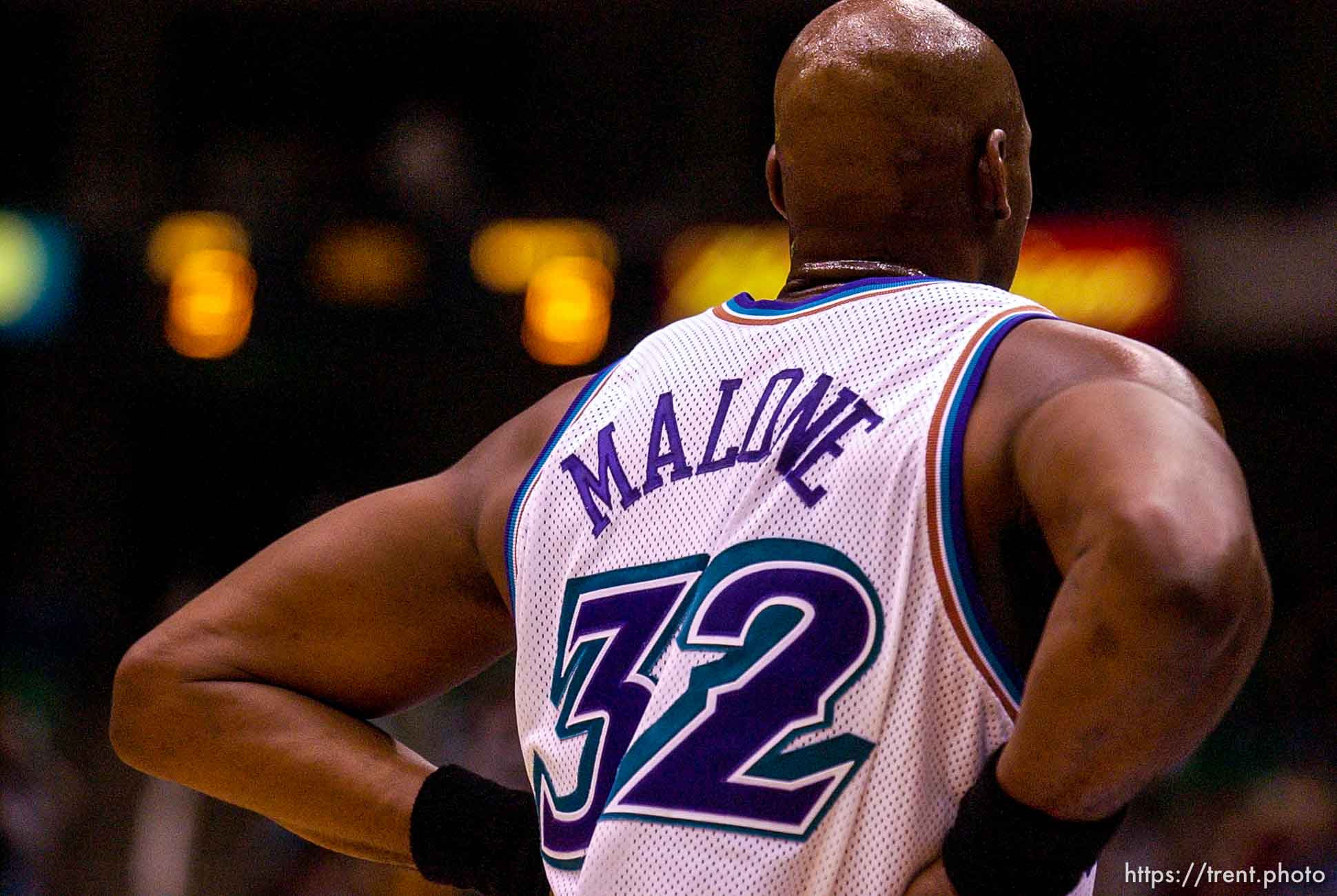 Karl Malone. Jazz vs. Charlotte Hornets. 12/04/2001, 7:34:46 PM