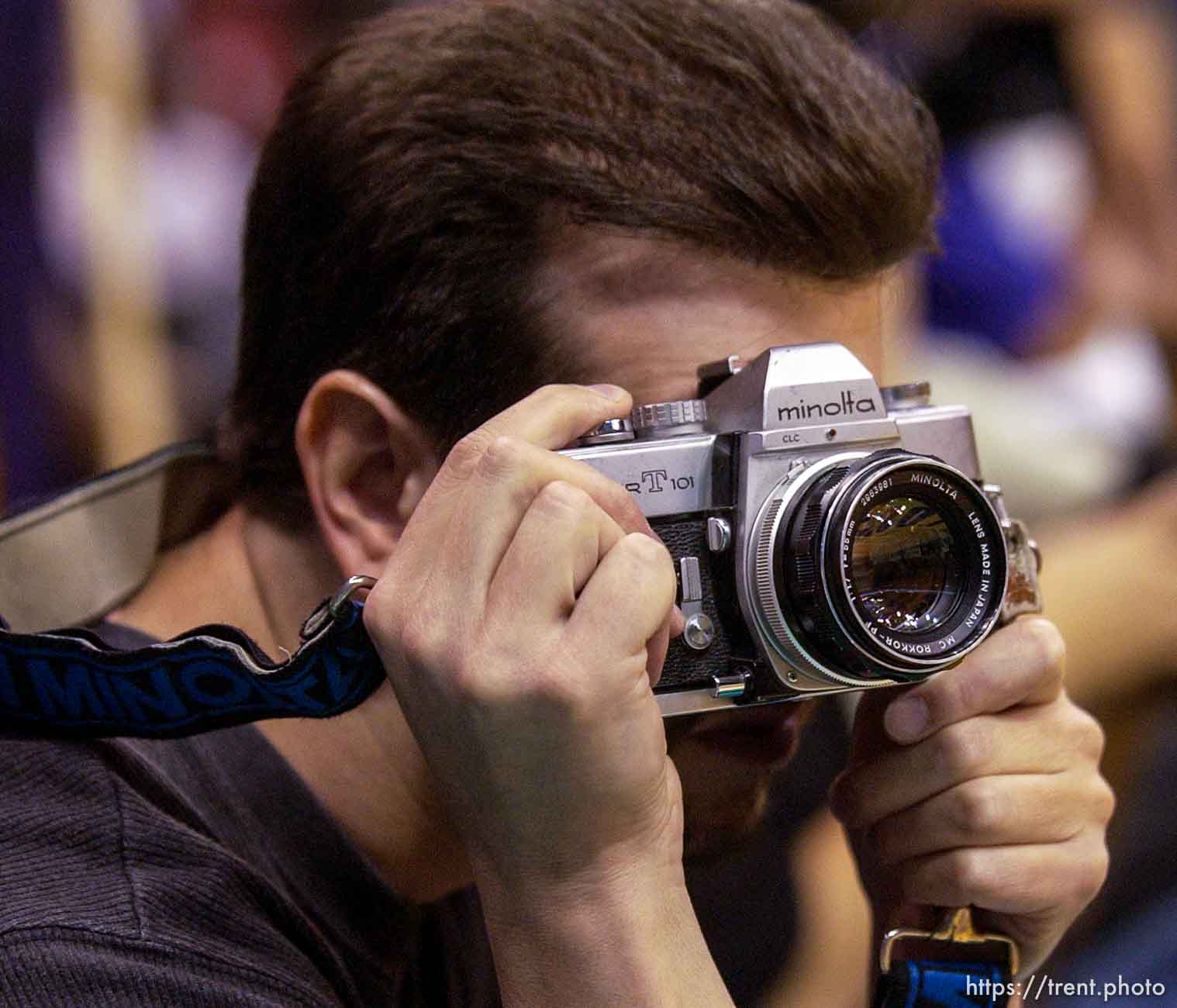 photographer. Los Angeles Sparks vs. Utah Starzz, game two, WNBA playoffs. 08.24.2002, 3:32:39 PM