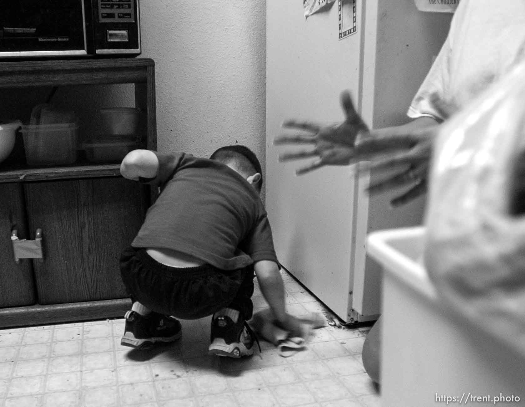 Salt Lake City - after a spill. Single mother Monique Austin lives in Salt Lake City with her 4-year-old son Charlie. She has ten months to prepare for life without welfare and is working towards a high-school diploma and a well-paying job. 12.12.2002, 4:44:37 PM