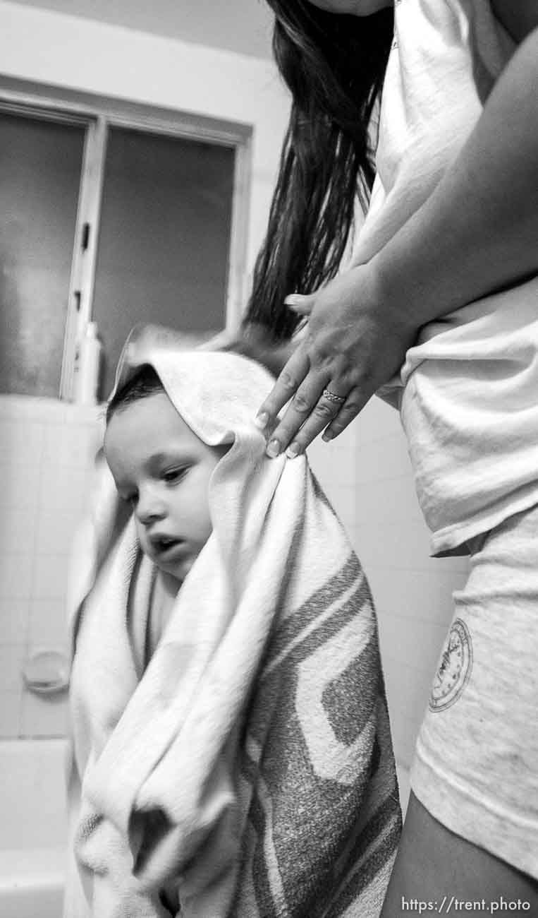 Salt Lake City - after a bath. Single mother Monique Austin lives in Salt Lake City with her 4-year-old son Charlie. She has ten months to prepare for life without welfare and is working towards a high-school diploma and a well-paying job. 12.12.2002, 5:32:34 PM