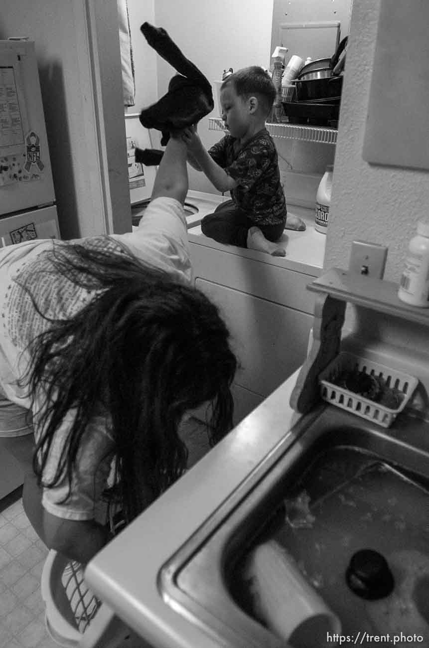 Salt Lake City - doing laundry before cleaning kitchen. Single mother Monique Austin lives in Salt Lake City with her 4-year-old son Charlie. She has ten months to prepare for life without welfare and is working towards a high-school diploma and a well-paying job. 12.12.2002, 5:49:39 PM