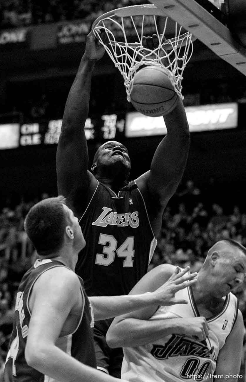 Salt Lake City - Shaquille Oneal dunks over Greg Ostertag. Utah Jazz vs. Los Angeles Lakers. 12.04.2002, 7:15:25 PM