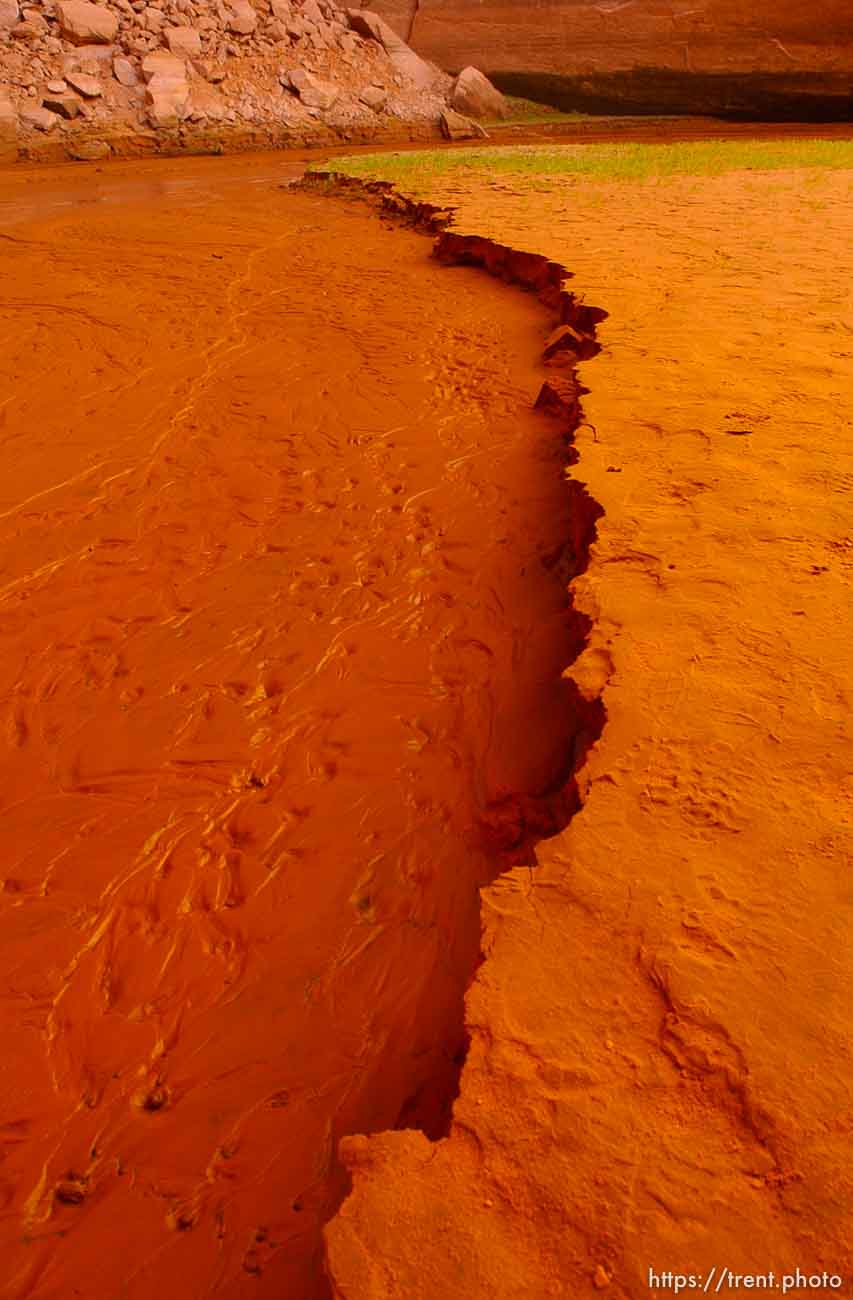 Landmarks which had previously been submerged in Glen Canyon are now becoming visible with the lower water levels in Lake Powell. 05.10.2003, 4:58:57 PM