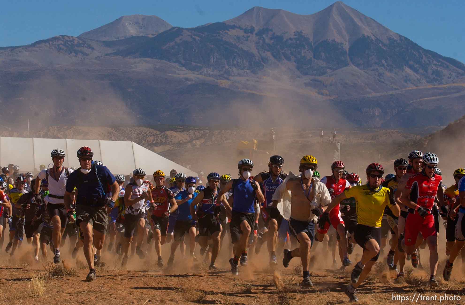 It's a dusty Le Mans style start to the 24 Hours of Moab where racers run up and around a bush before getting on their bikes.