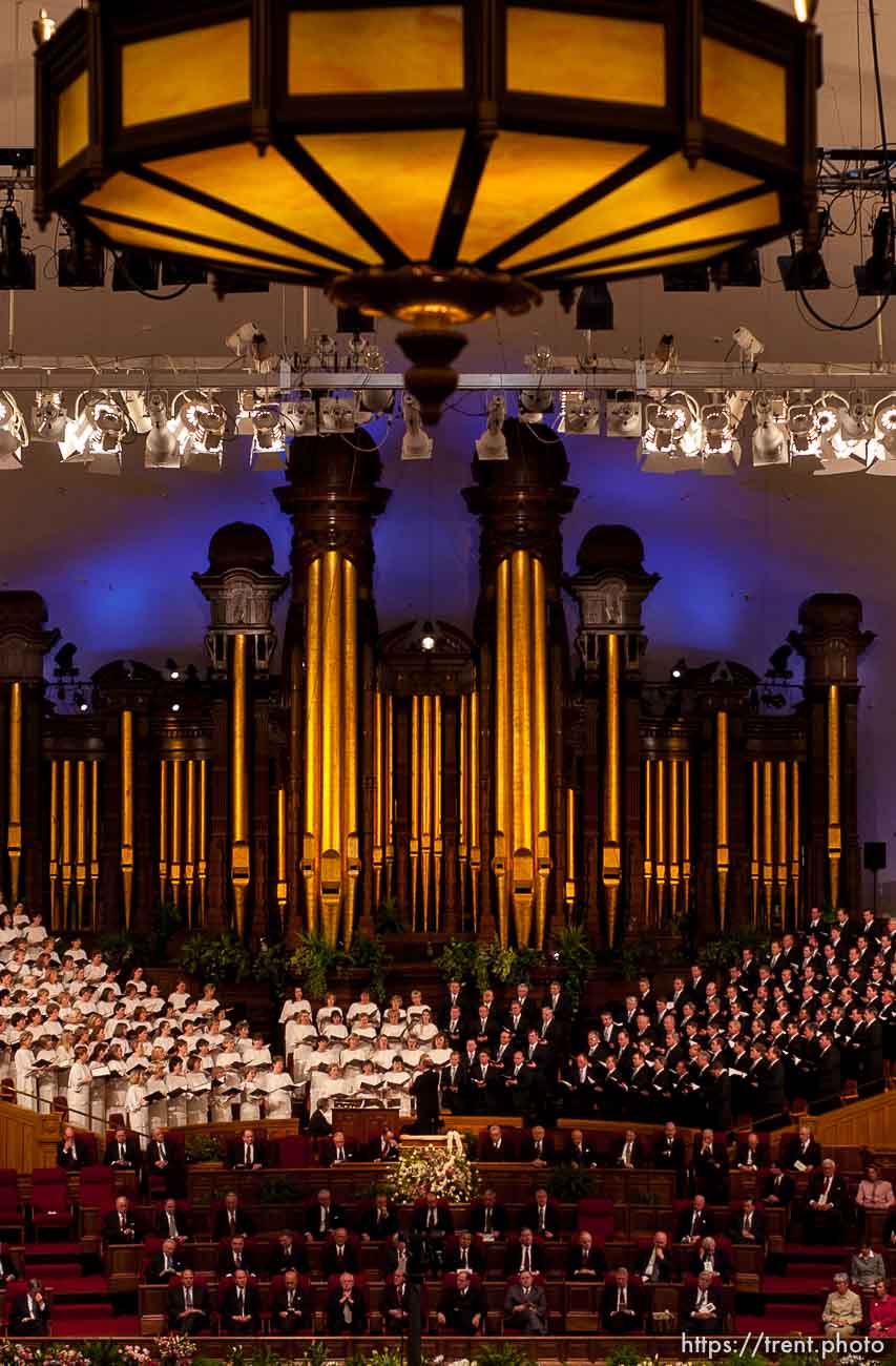 Funeral for Marjorie Hinckley, wife of LDS Church president Gordon B. Hinckley, in the Tabernacle building. Mormon Tabernacle Choir. 4/10/04