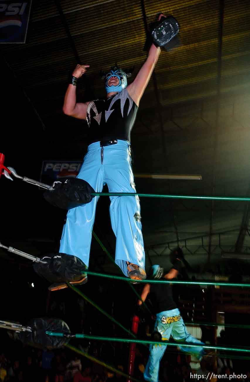 middle finger. luche libre professional wrestling; 12.05.2004