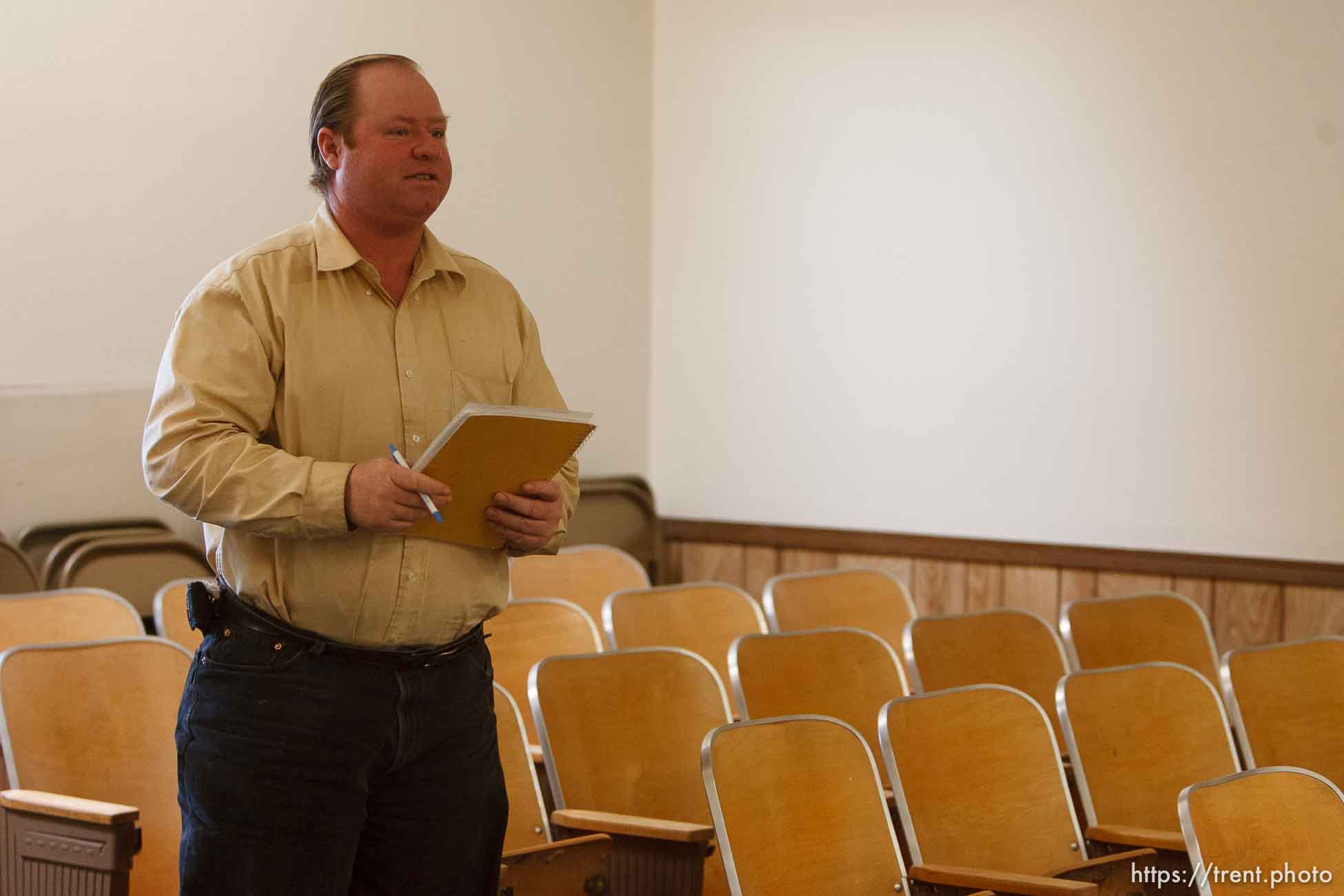 Washington County Sheriff Kirk Smith visits Hildale City Council Meeting.
, 3.14.2006 Isaac Wyler.