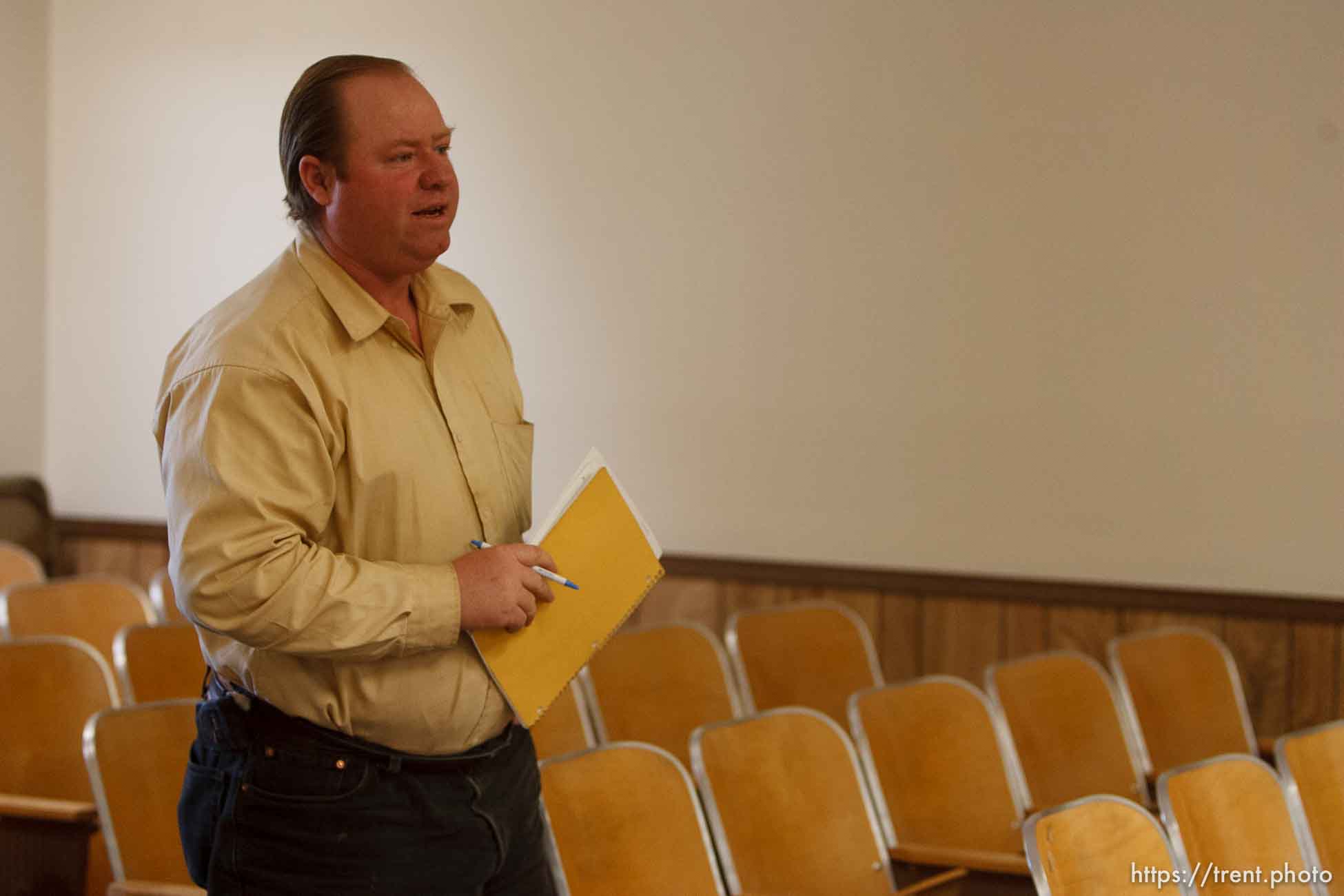 Washington County Sheriff Kirk Smith visits Hildale City Council Meeting.
, 3.14.2006 Isaac Wyler.