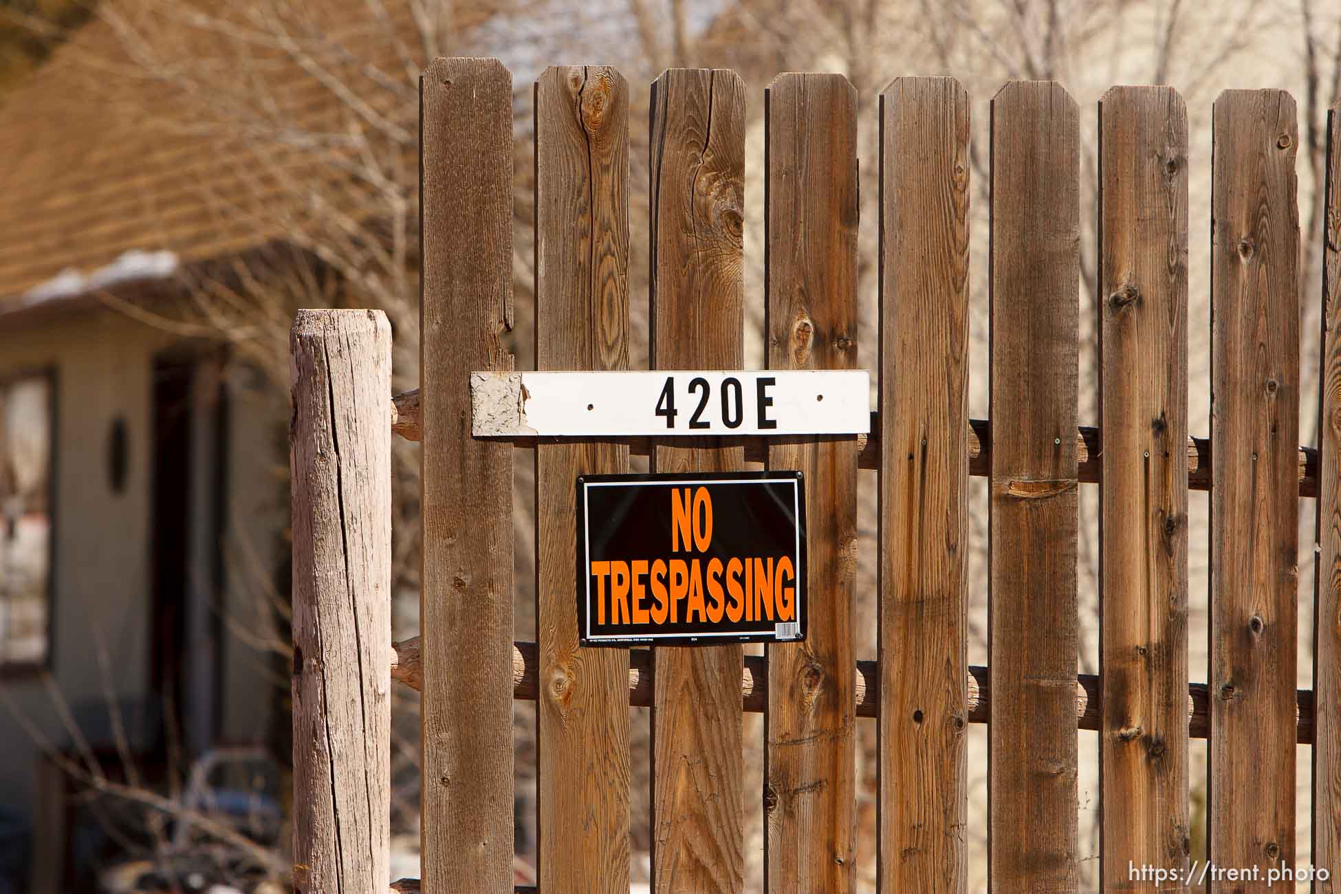 fence, wall, no trespassing sign