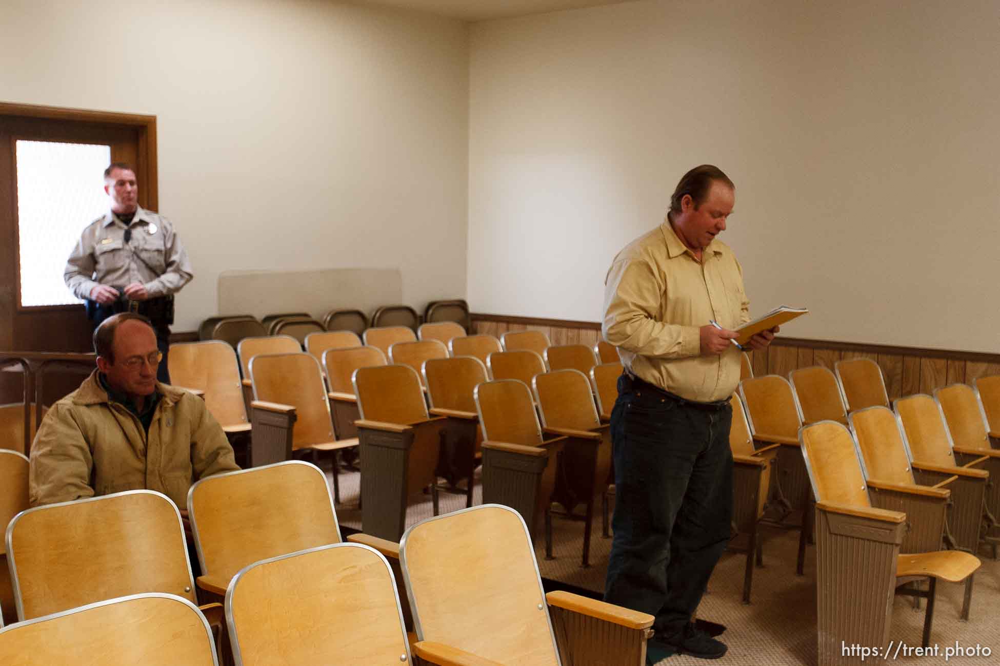 Washington County Sheriff Kirk Smith visits Hildale City Council Meeting.
, 3.14.2006 Isaac Wyler.