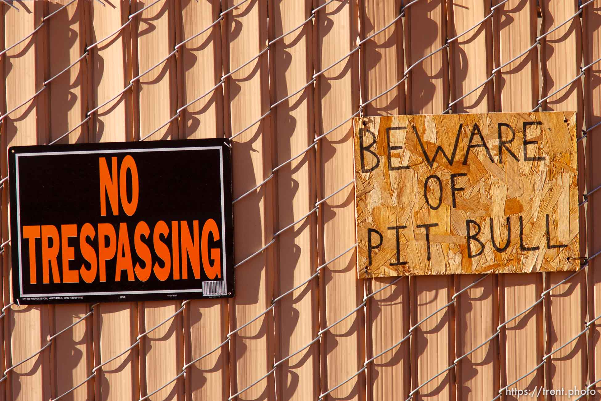 no trespassing pit bull sign