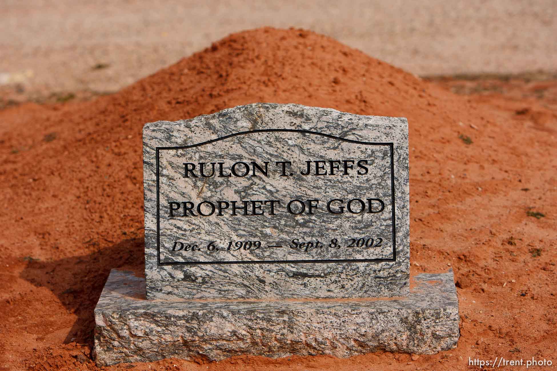 grave of prophet rulon jeffs in the city cemetery