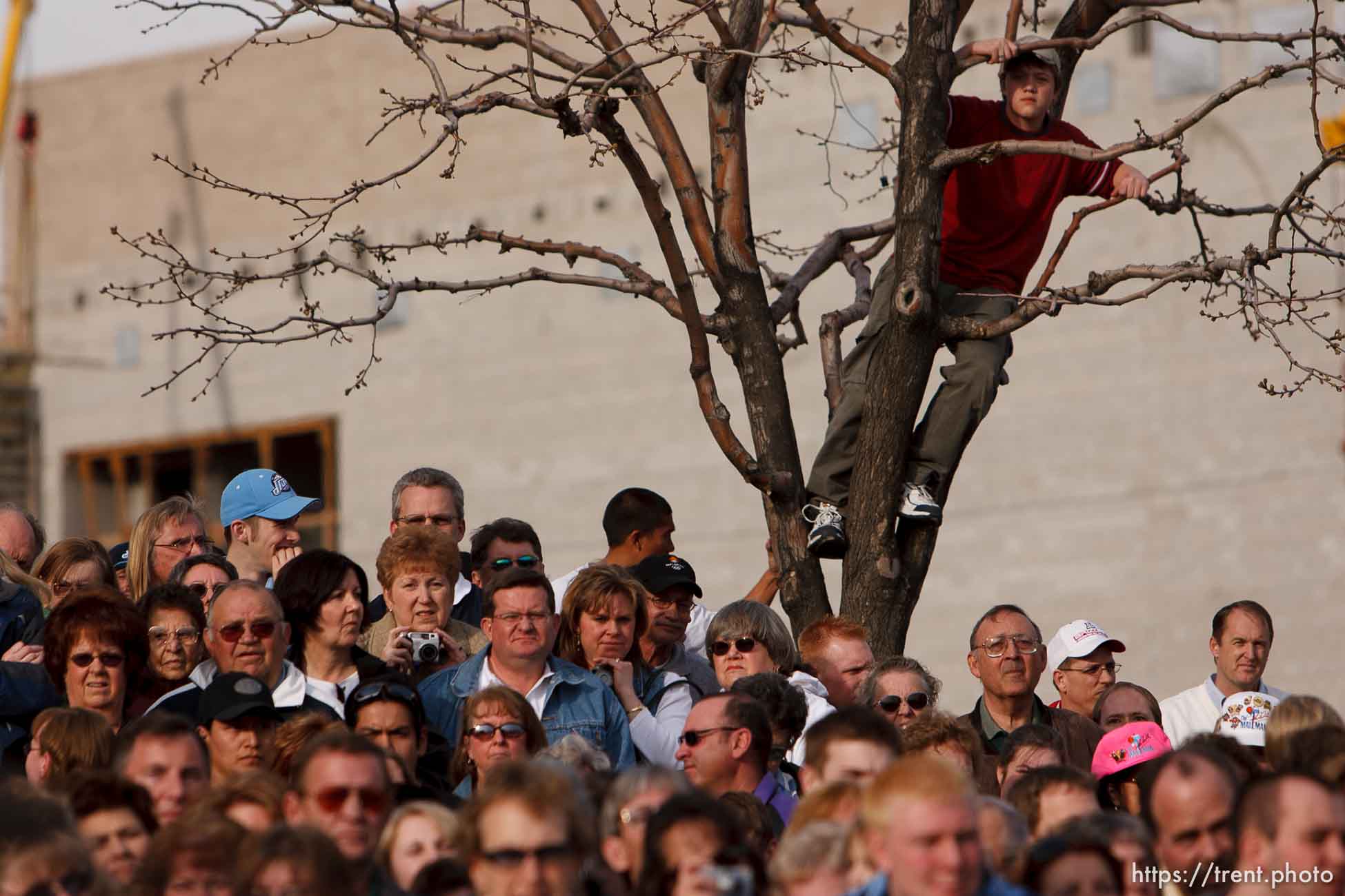 fans. Karl Malone statue ceremony at the Delta Center.
3.23.2006