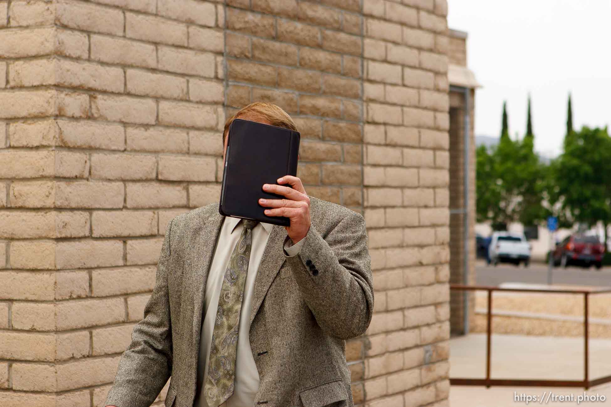 Fischer covering his face walking to court at Kelly Fischer trial; 7.05.2006