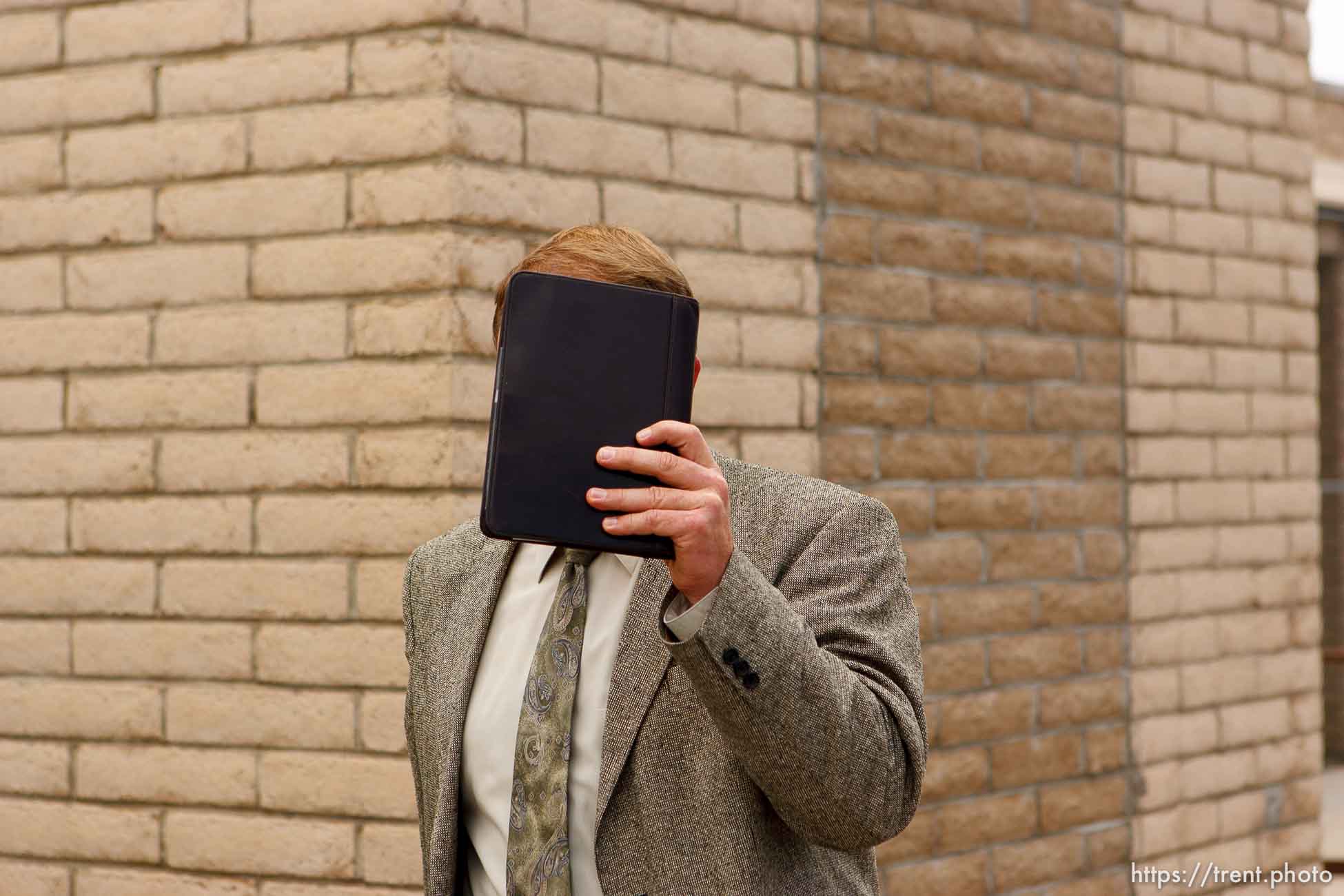 Fischer covering his face walking to court at Kelly Fischer trial; 7.05.2006