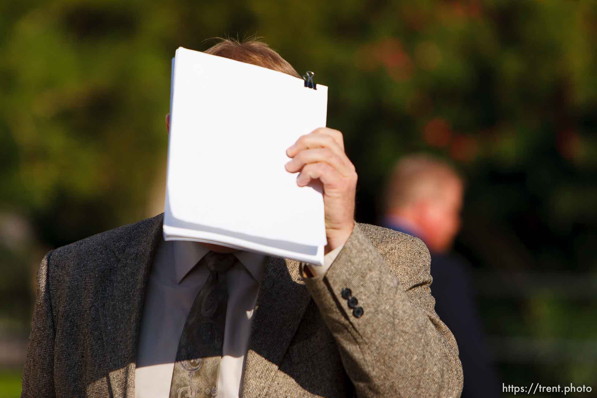 Fischer covering his face walking to court at Kelly Fischer trial; 7.05.2006