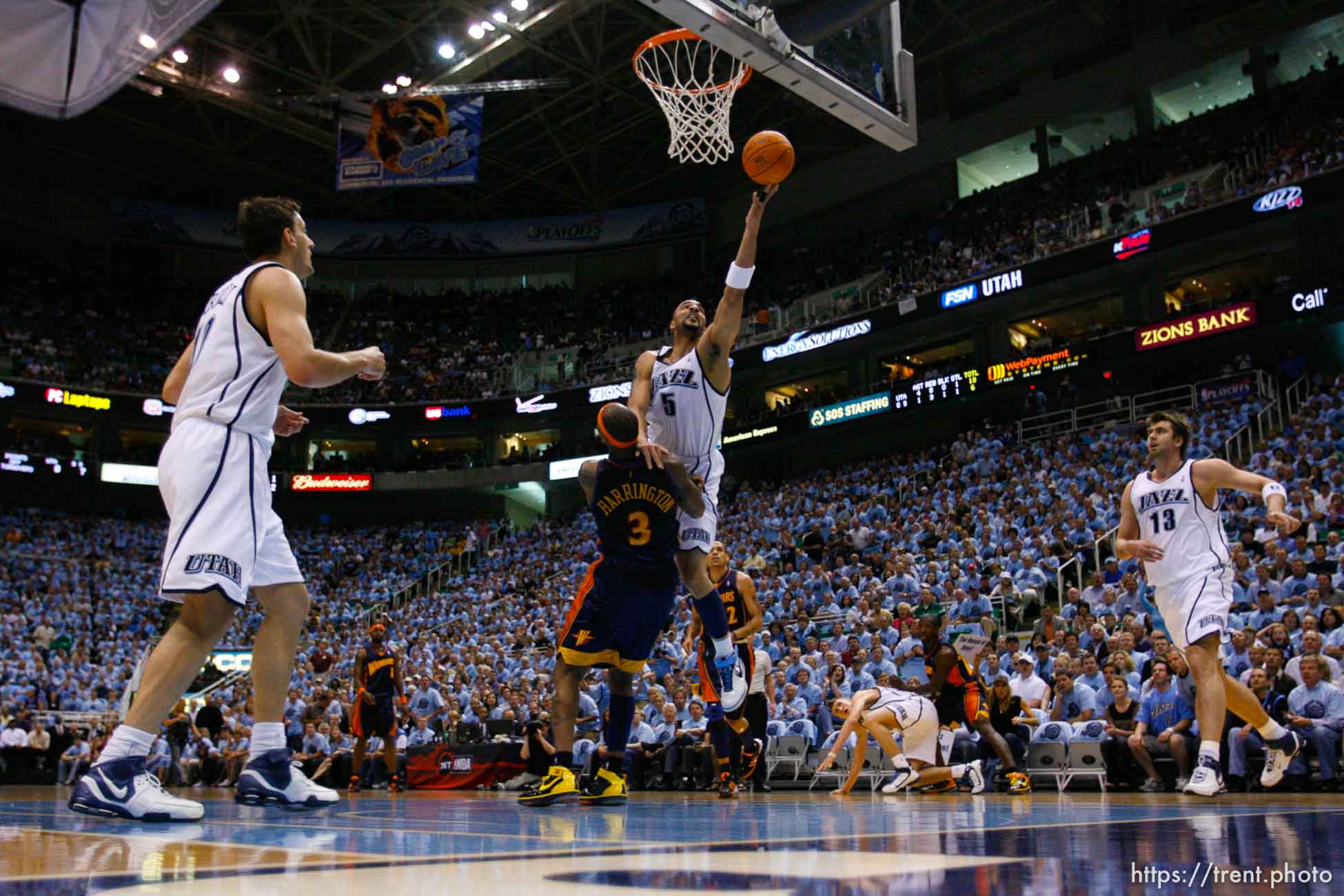 Salt Lake City - Utah Jazz vs. Golden State Warriors, NBA Playoffs basketball, second round, Game Two, at EnergySolutions Arena. Utah Jazz forward Carlos Boozer (5) shoots around Golden State Warriors forward Al Harrington (3)