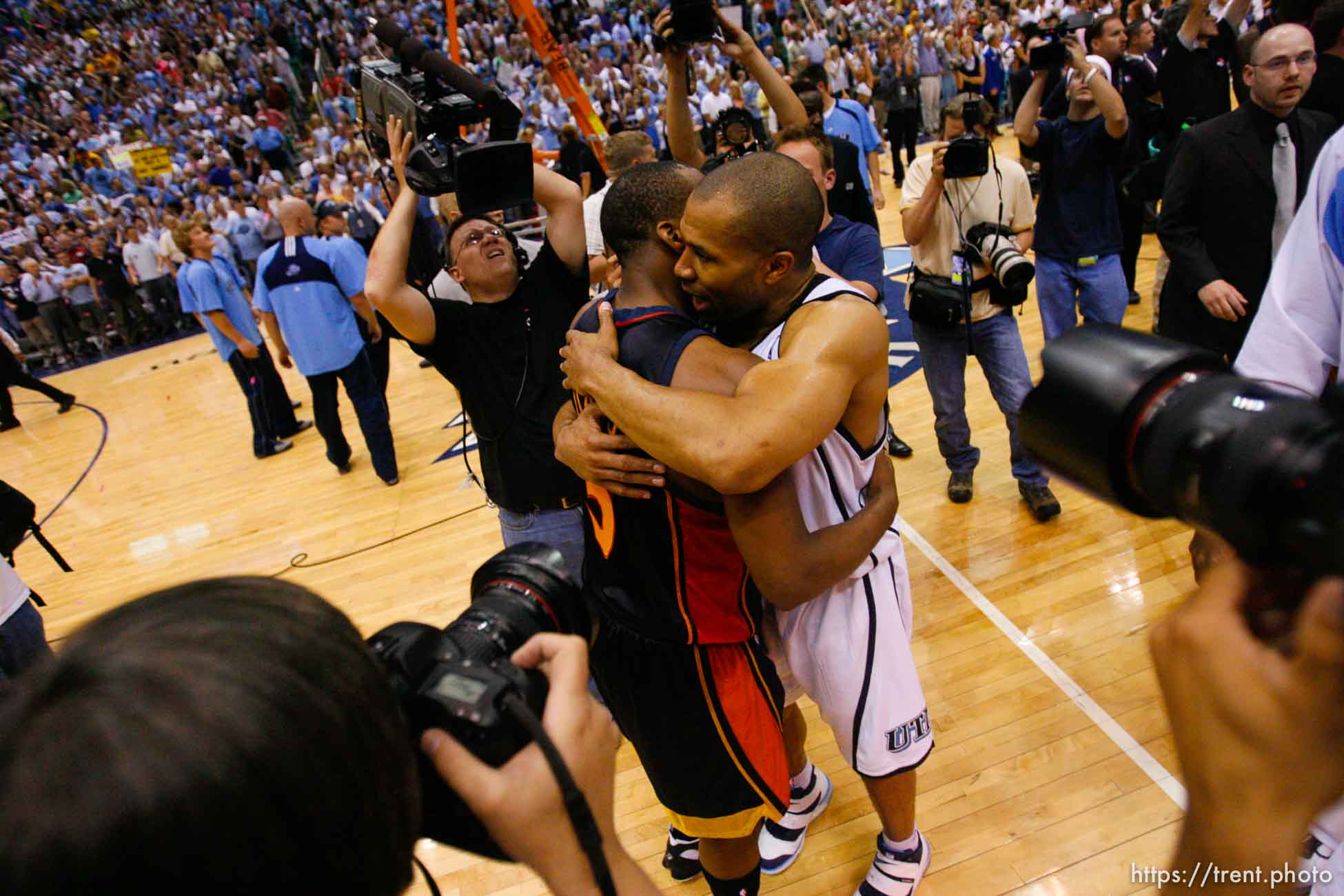 Salt Lake City - Golden State Warriors guard Baron Davis (5, left) and Utah Jazz guard Derek Fisher (2) embrace on the court following the Jazz victory. Utah Jazz vs. Golden State Warriors, NBA Playoff basketball, Game 5, at EnergySolutions Arena.