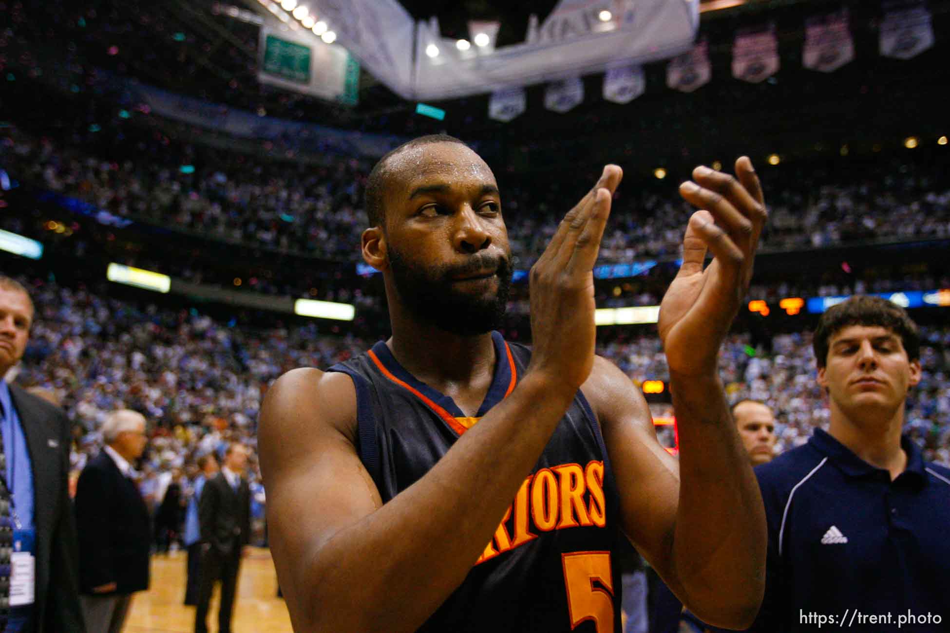 Salt Lake City - Golden State Warriors guard Baron Davis (5) claps as he walks off the court following the Jazz victory. Utah Jazz vs. Golden State Warriors, NBA Playoff basketball, Game 5, at EnergySolutions Arena.