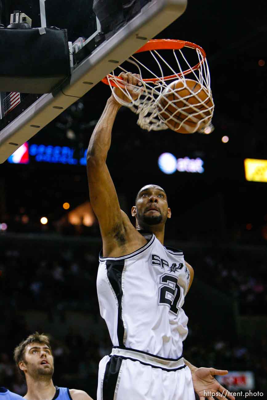 San Antonio - San Antonio Spurs forward Tim Duncan  (21) dunks the ball, Utah Jazz center Mehmet Okur (13), of Turkey, defending. Utah Jazz vs. San Antonio Spurs, NBA basketball, Western Conference Finals Game One.
5.20.2007&#x01;