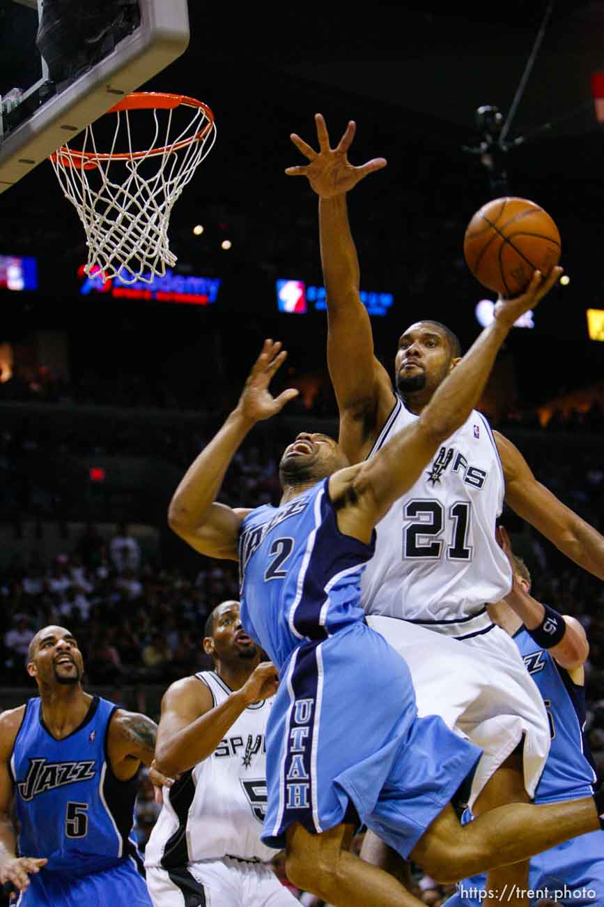 San Antonio - Utah Jazz guard Derek Fisher (2) drives under San Antonio Spurs forward Tim Duncan  (21). Utah Jazz vs. San Antonio Spurs, NBA basketball, Western Conference Finals Game One.
5.20.2007&#x01;