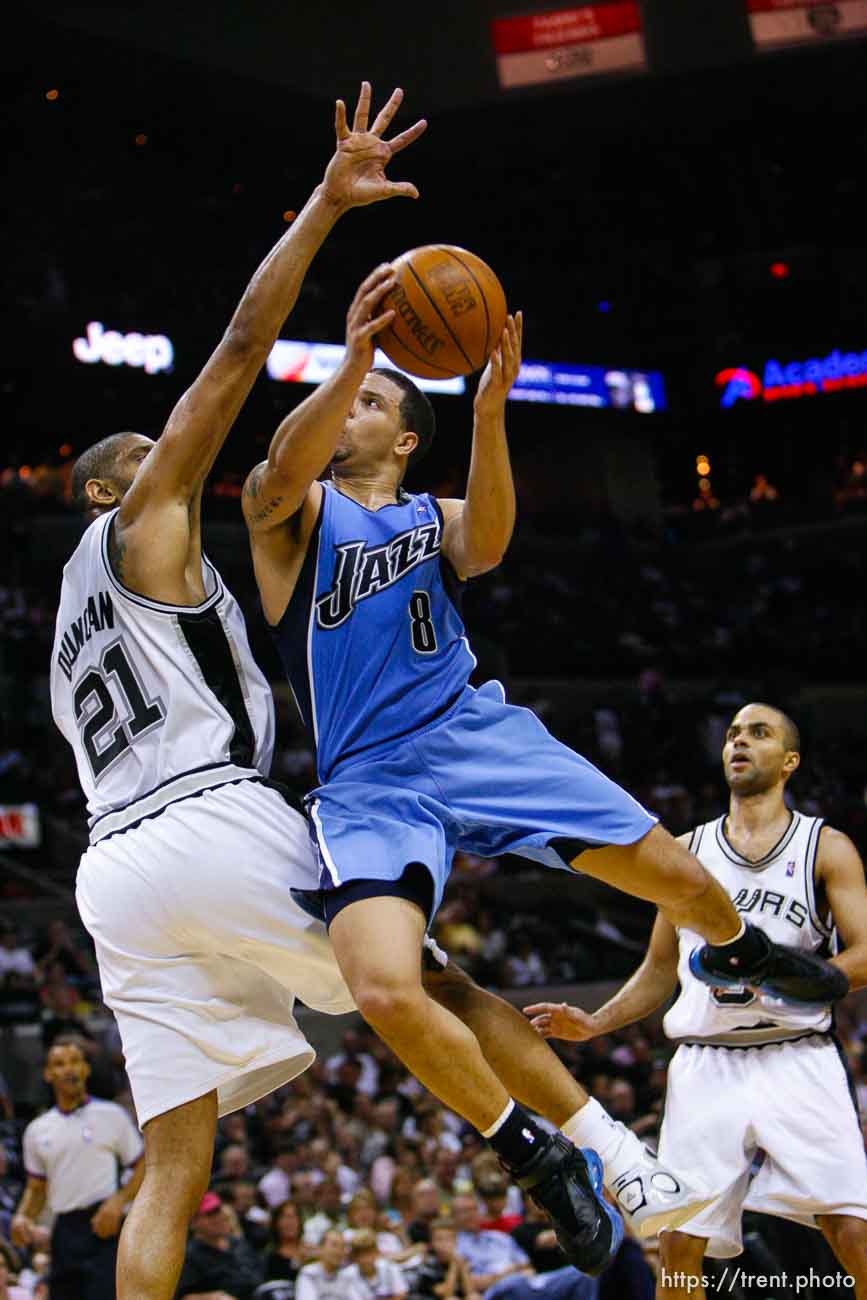 San Antonio - Utah Jazz guard Deron Williams (8) drives to the basket, San Antonio Spurs forward Tim Duncan  (21) defending. Utah Jazz vs. San Antonio Spurs, NBA basketball, Western Conference Finals Game One.
5.20.2007&#x01;