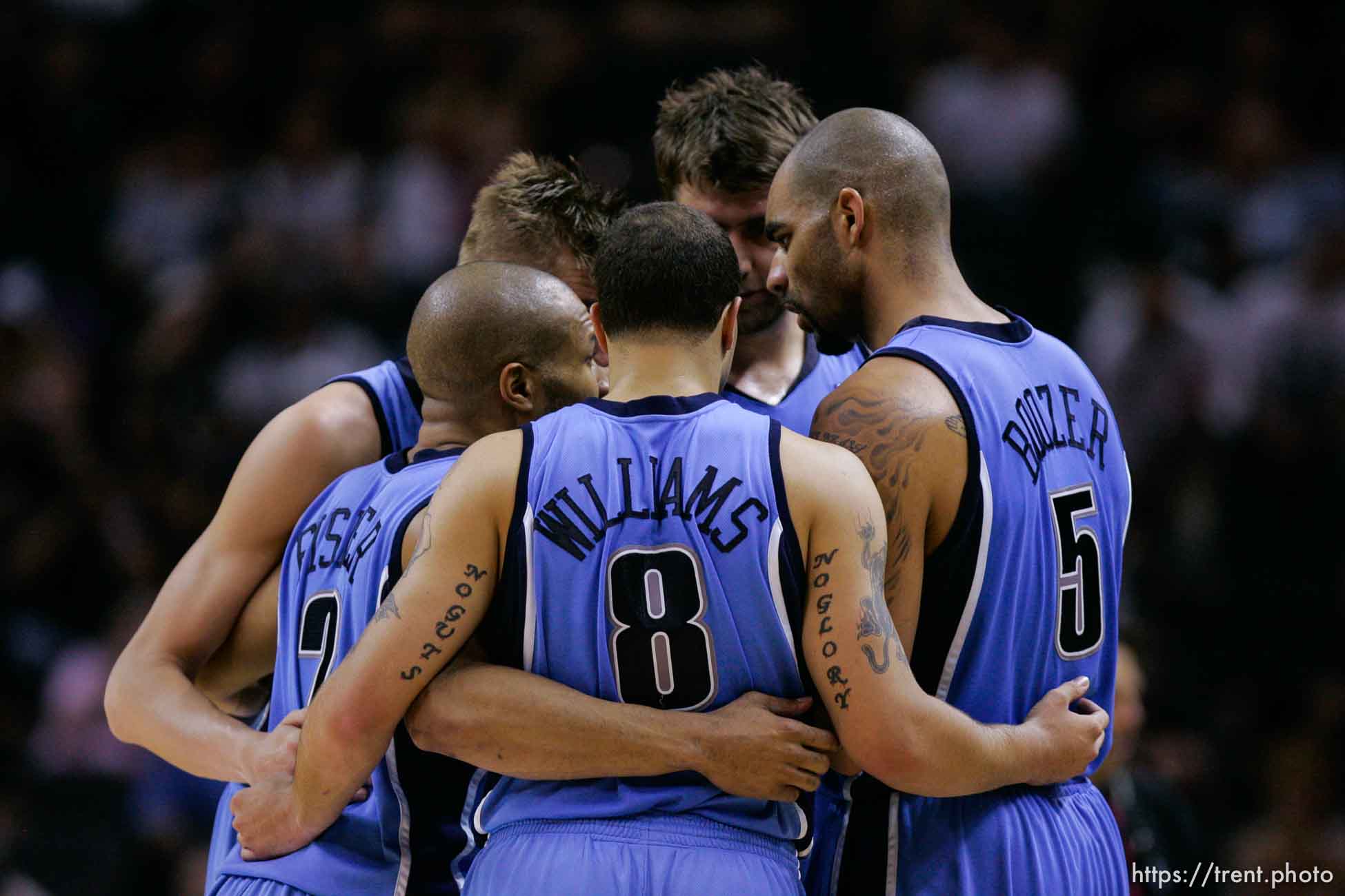 San Antonio - Jazz starters huddle before the third quarter. Utah Jazz guard Derek Fisher (2) Utah Jazz forward Andrei Kirilenko (47), of Russia, Utah Jazz guard Deron Williams (8) Utah Jazz center Mehmet Okur (13), of Turkey, Utah Jazz forward Carlos Boozer (5). Utah Jazz vs. San Antonio Spurs, NBA basketball, Western Conference Finals Game One.
5.20.2007&#x01;