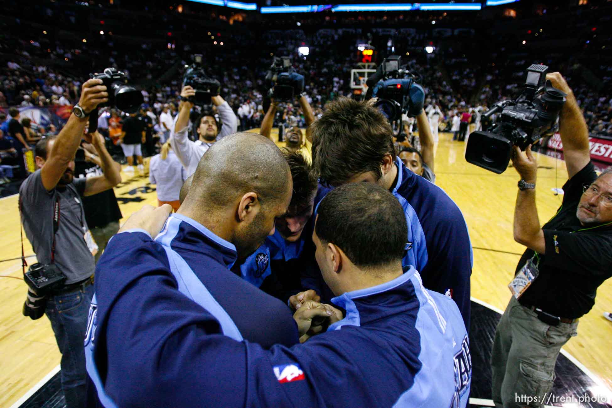 robert johnson, pregame huddle. Utah Jazz center Mehmet Okur (13). San Antonio - Utah Jazz vs. San Antonio Spurs, NBA basketball, Western Conference Finals Game One.
5.20.2007&#x01;