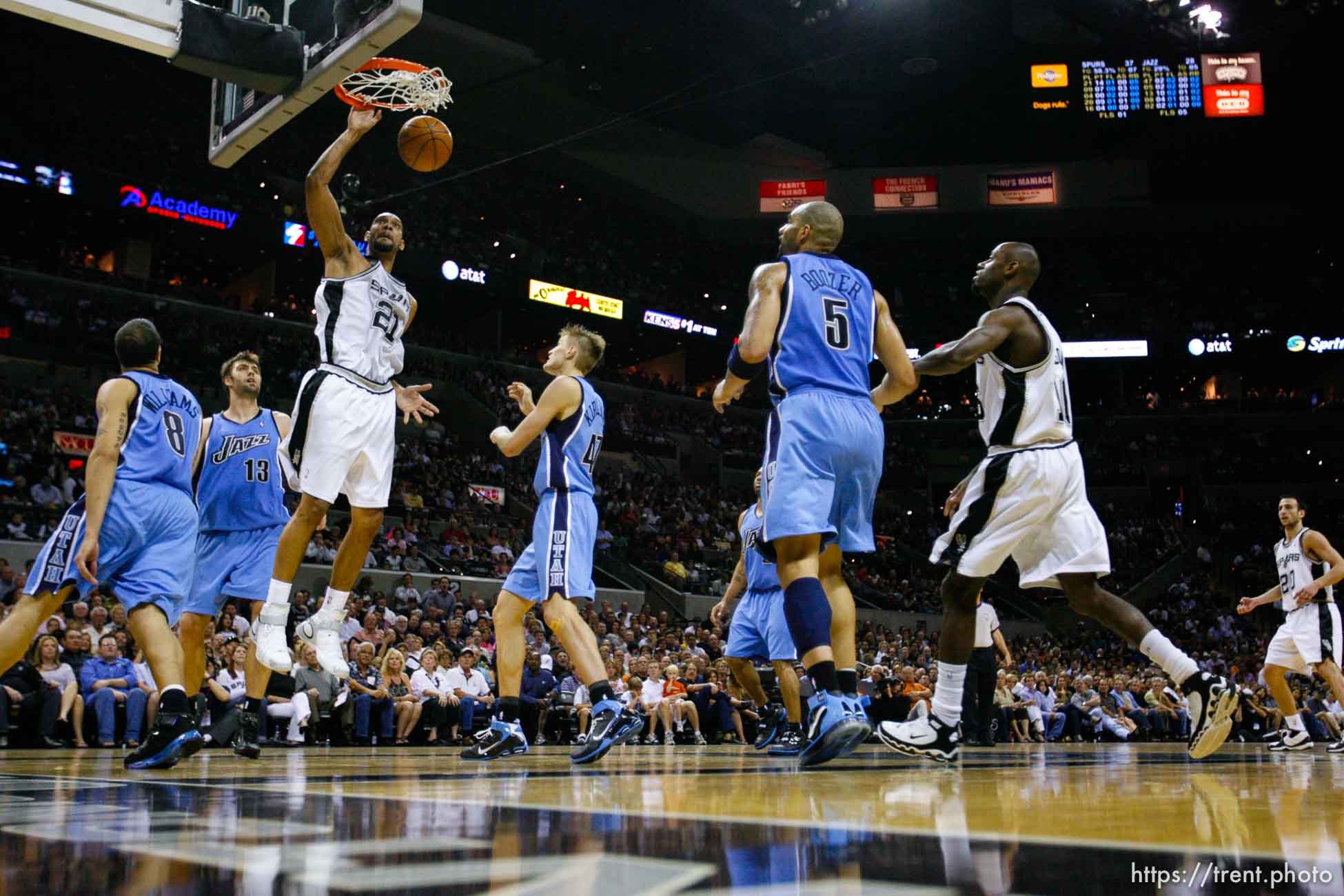 San Antonio - San Antonio Spurs forward Tim Duncan  (21) dunks the ball, Utah Jazz center Mehmet Okur (13), of Turkey, defending. Utah Jazz vs. San Antonio Spurs, NBA basketball, Western Conference Finals Game One.
5.20.2007&#x01;