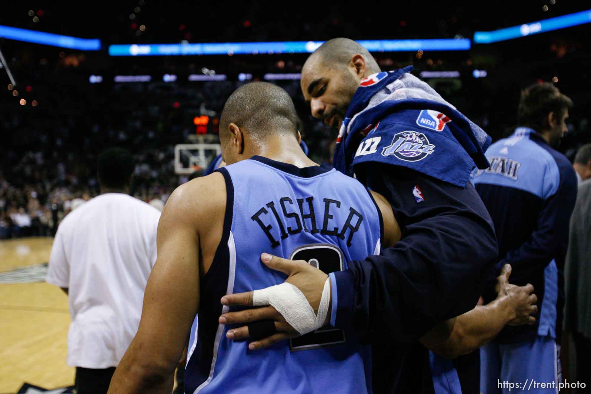 San Antonio - Utah Jazz forward Carlos Boozer (5) puts his arm around teammate Utah Jazz guard Derek Fisher (2) and shares a short conversation in the 4th quarter. Utah Jazz vs. San Antonio Spurs, Western Conference Finals game five at the AT&T Center.
5.30.2007&#x01;