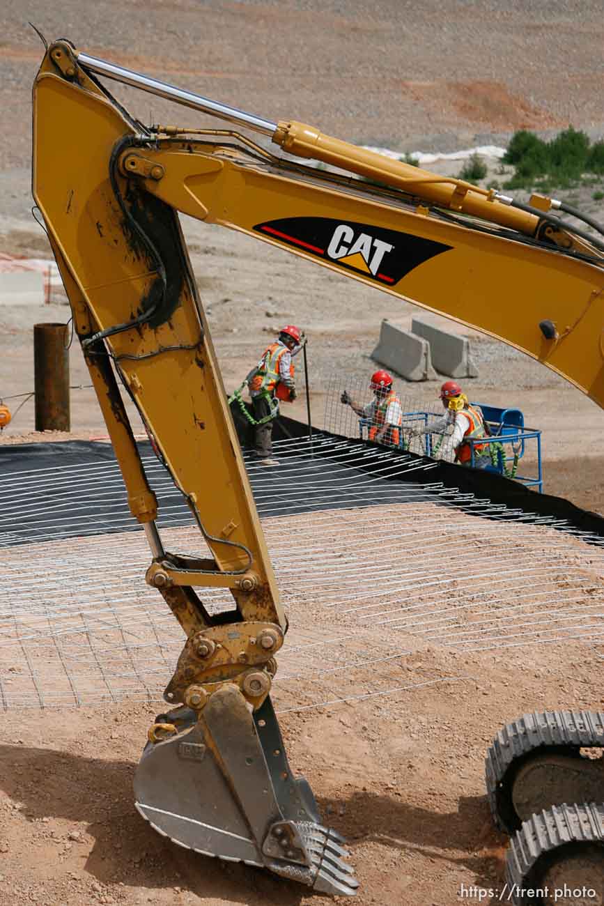 Farmington - Utah Governor Jon Huntsman took a tour of the progress of construction on the Legacy Parkway Wednesday afternoon.